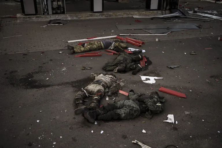 Ukrainas Harkivi lähedal Z-tähe kujuliselt pandud surnud sõdurid, kes arvatakse olevat venelased. Ei ole teada, kes ja miks seda tegi. Z-täht sümboliseerib Vene invasiooni Ukrainas