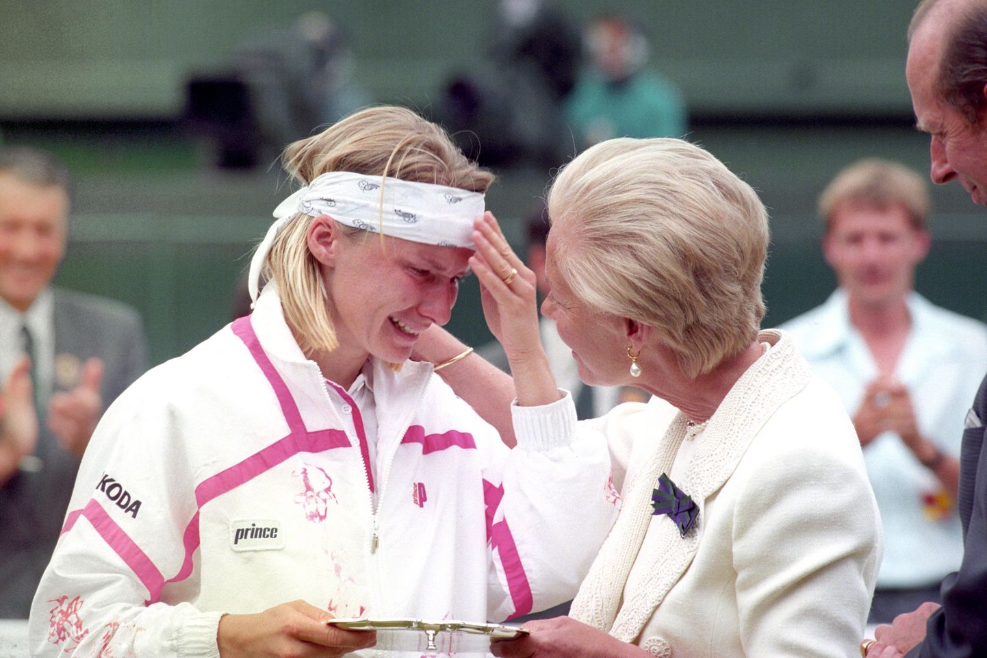 Jana Novotna (vasakul) 1993. aastal pärast Wimbledoni finaalmatši.