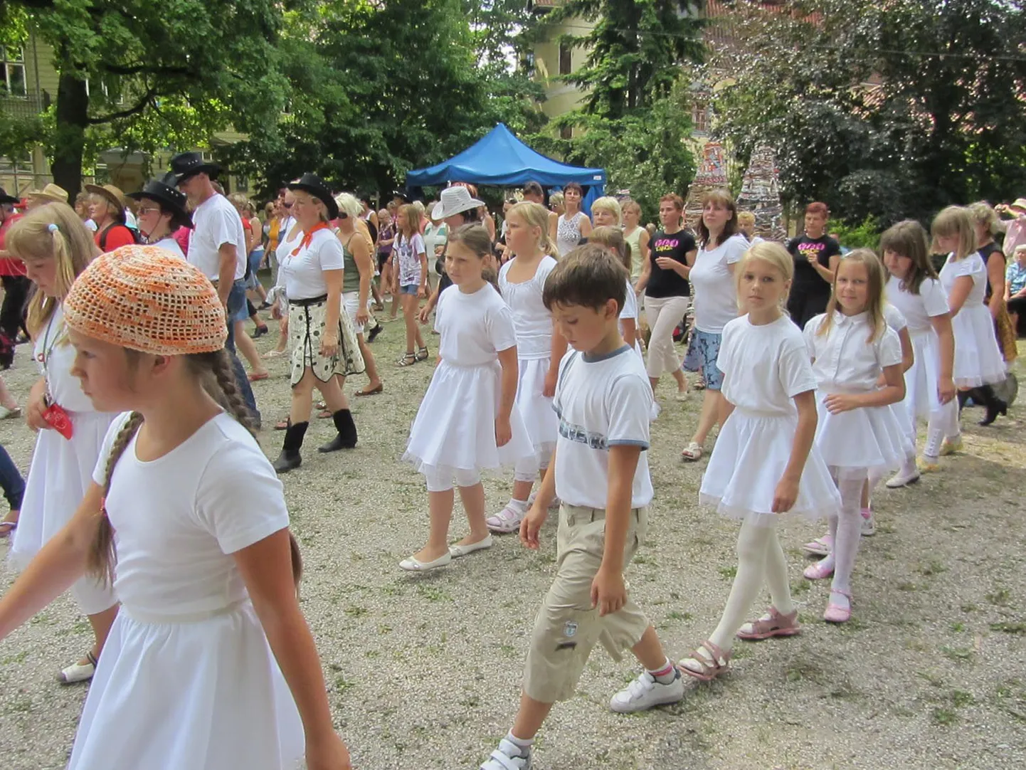 Esireas tantsib Lüllemäe rühmas käiv Timmu Viilup, kes ainsa poisina ka festivalist osa võttis.