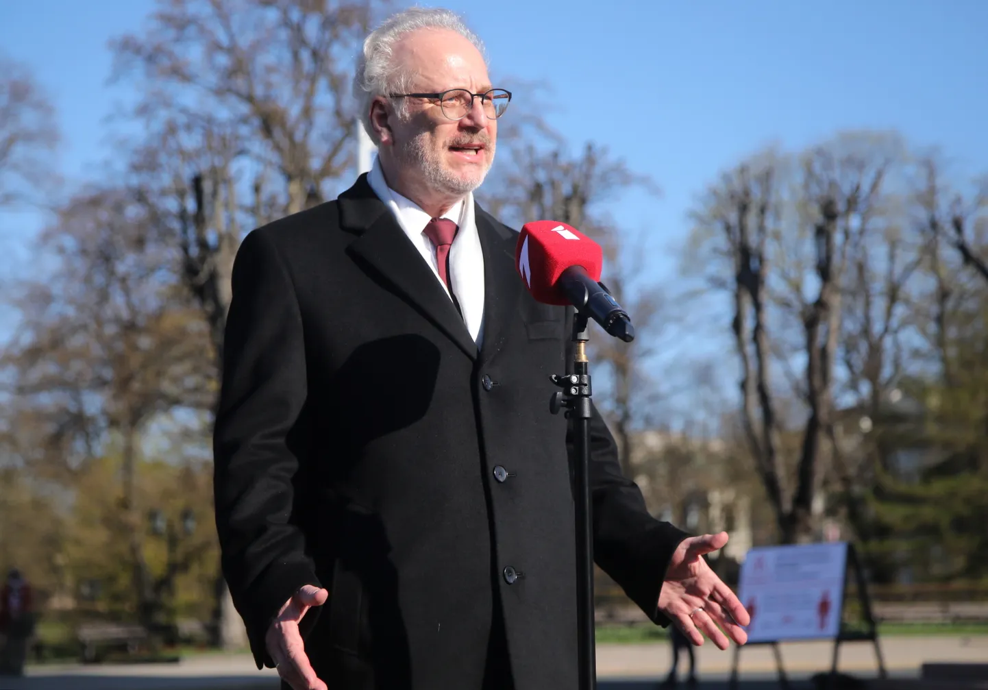 Valsts prezidents Egils Levits sniedz interviju pēc ziedu nolikšanas pie Brīvības pieminekļa par godu Latvijas Republikas Neatkarības atjaunošanas dienai.