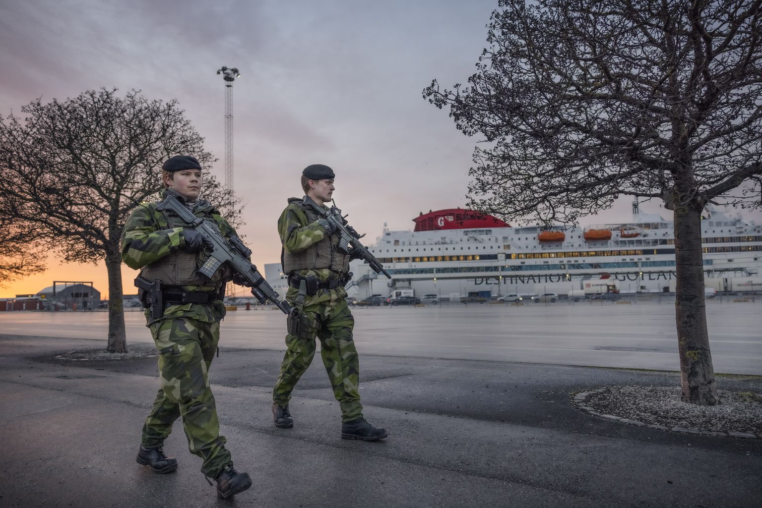 Rootsi sõdurid patrullimas Ojamaa (Gotlandi) Visby sadamas. Rootsi saatis Ojamaale Venemaa tekitatud pingelise olukorra tõttu lisajõude ja NATO laev saabus Läänemerele