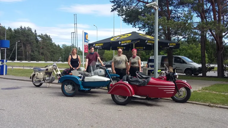 Gerli, Priit, Ivar ja Ave sõidu alguses Urge tanklas täna, 23. juunil.
1946.aasta Indian, 1973.aasta Iz Jupiter ja 1957. aasta AWO Simson. Foto: erakogu.