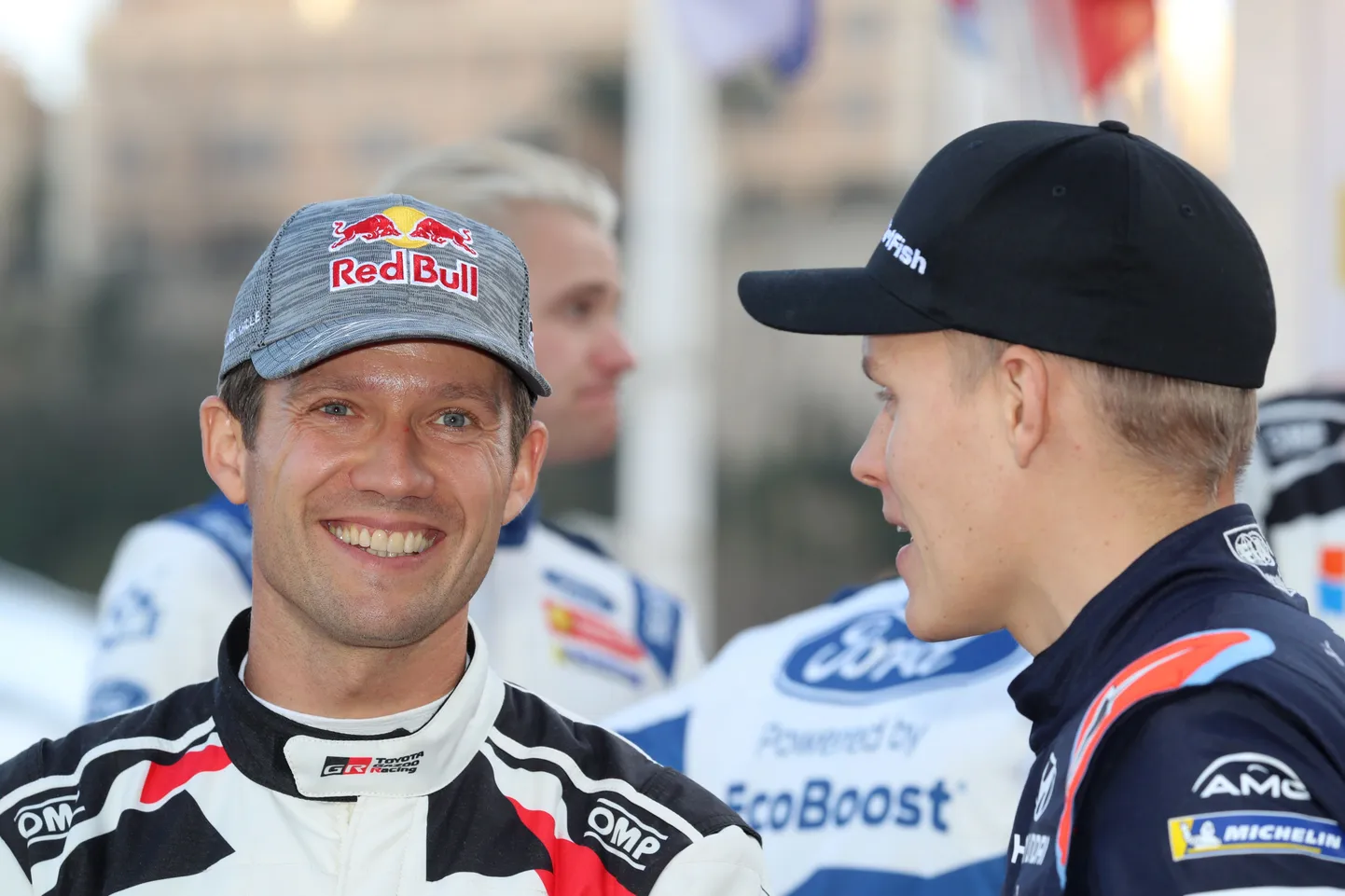 Neljapäeval ajas Ott Tänak (paremal) rõõmsalt juttu prantslasest rallisõitja Sebastien Ogieriga (vasakul).