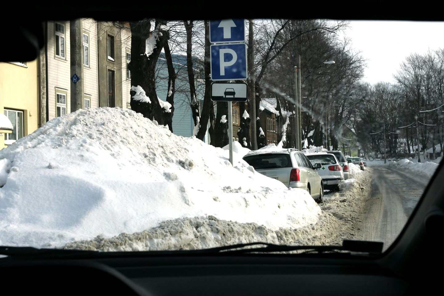 Lumerohke talv on muutnud paljud Tallinna kõrvaltänavad nii kitsaks, et kaks sõidukit seal üksteisest mööda ei mahu.