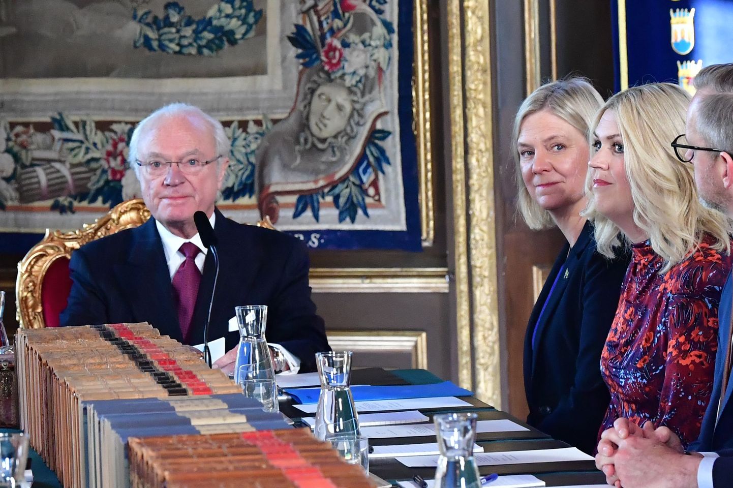 Rootsi kuningas Carl XVI Gustaf nimetas uueks peaministriks Magdalena Anderssoni (paremalt kolmas, kõige äärmine)