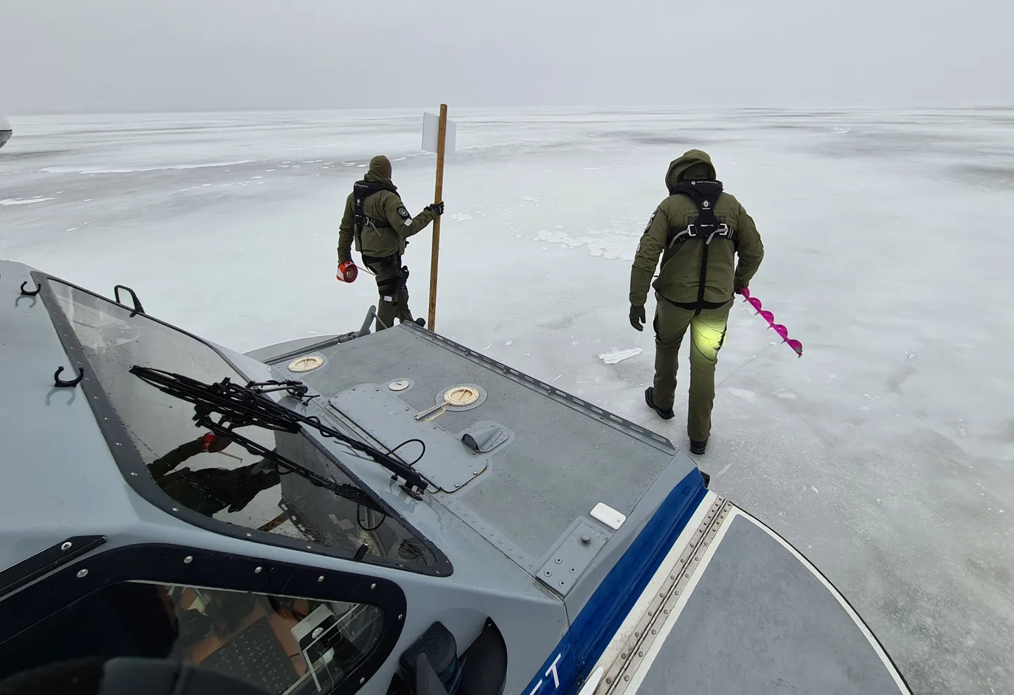 Piirivalvurid järvejääl. Foto ei ole otseselt seotud alajahtunud mehe abistamise juhtumiga.