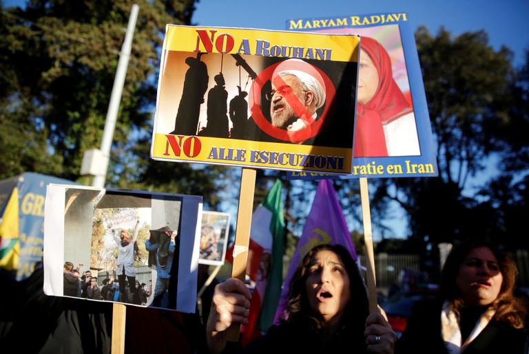 Meeleavaldajad Itaalias nõuavad president Hassan Rouhani tagasiastumist.