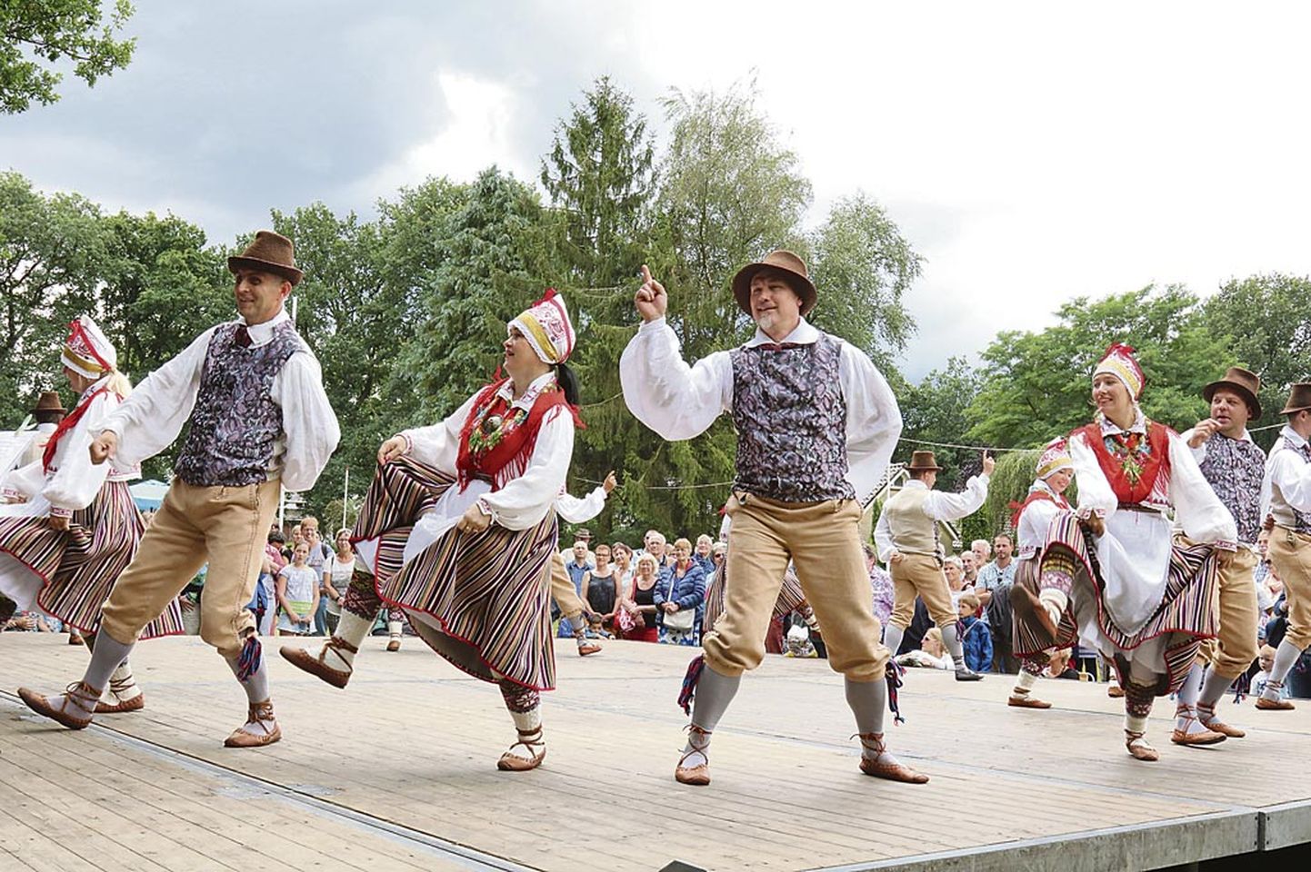 Pärnumaa meelelahutusklubi Kuu tantsijad ­naasid hiljuti Gruusiast folkloori­festivalilt esi­kohaga.