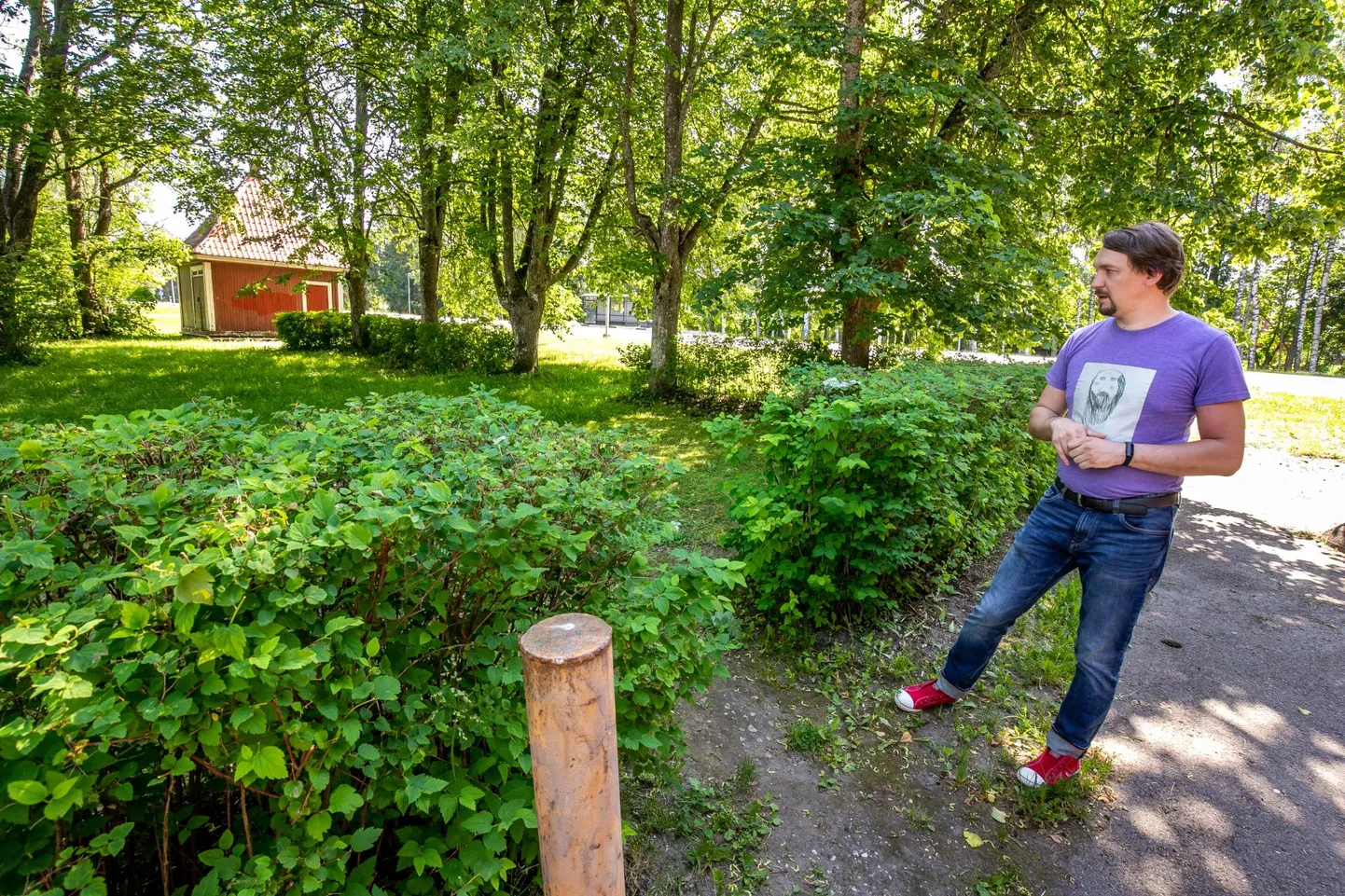 Sindi noortekeskuse kõrvale muruplatsile plaanitakse rajada välijõusaal. Pildil Tori vallaarhitekt Kristjan Kullerkan. 