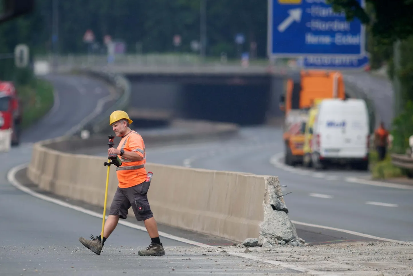 Teetööline ehitustöödeks suletud A40 kiirteel Saksamaal augustis 2024.