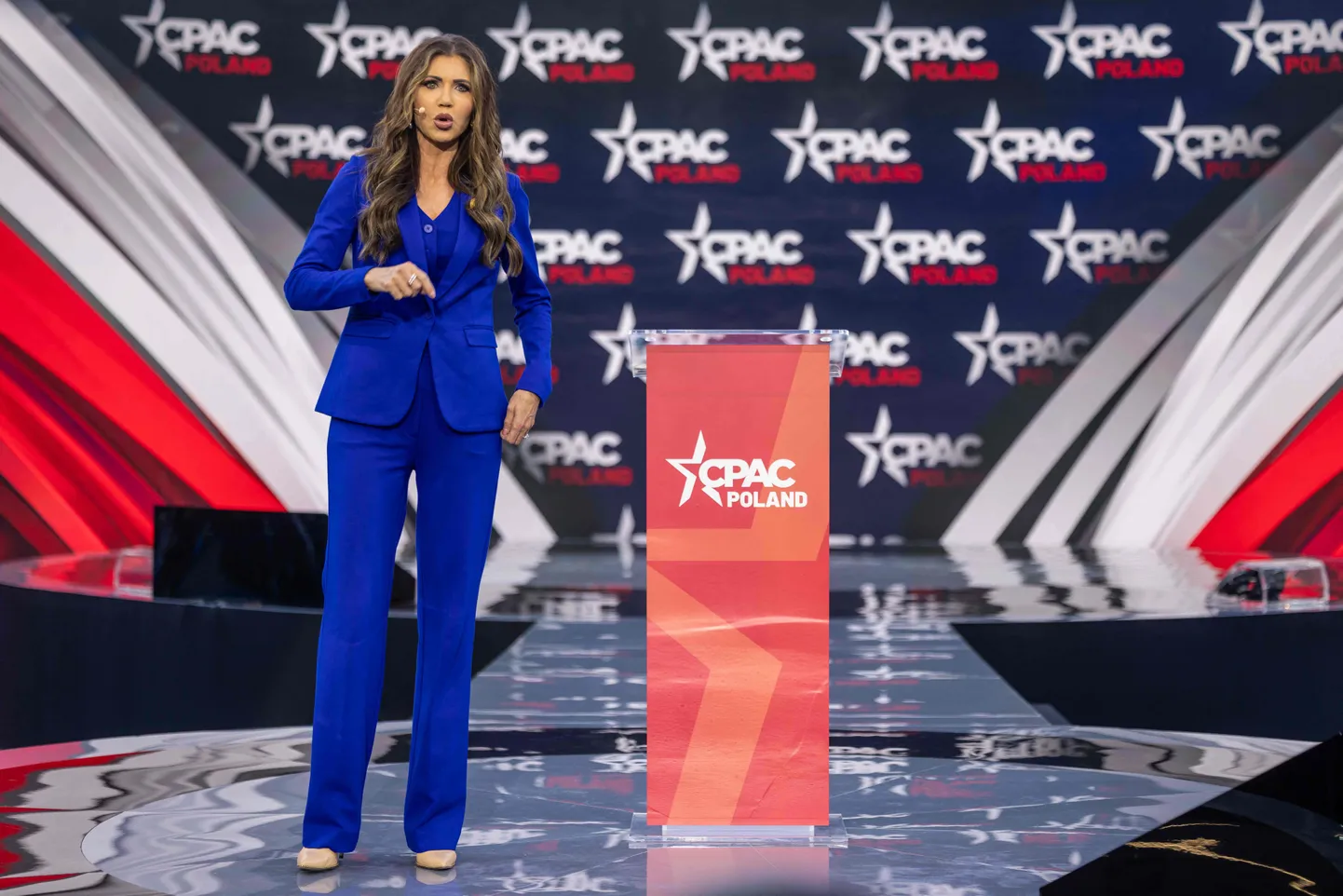 USA siseminister Kristi Noem esinemas esimesel CPACi kohtumisel Poolas.
