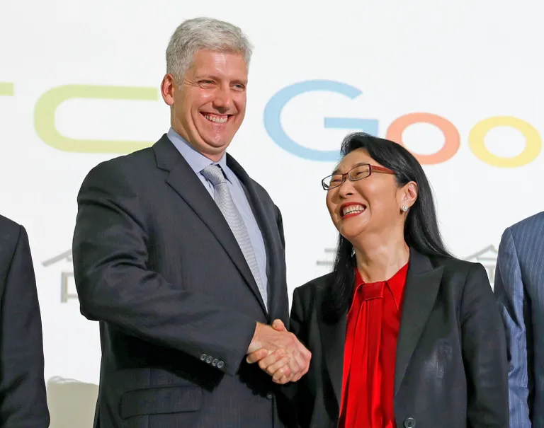 Rick Osterloh ja HTC tegevjuht Cher Wang lepingu sõlmimisel