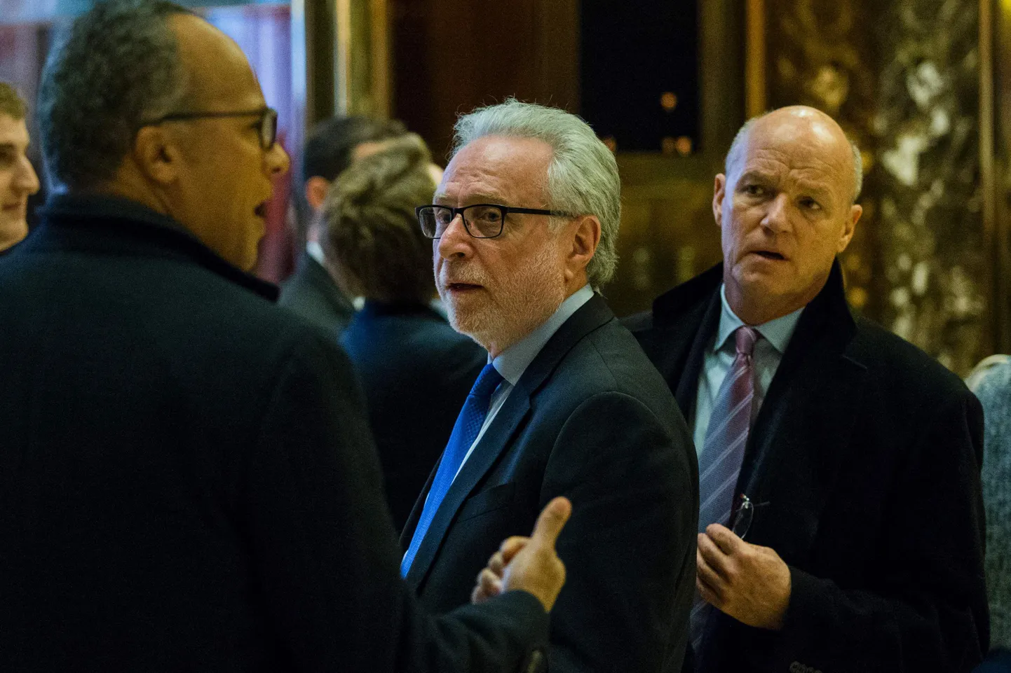 CNN uudisteankur Wolf Blitzer (keskel) väljumas liftist New Yorgi Trump Toweris.