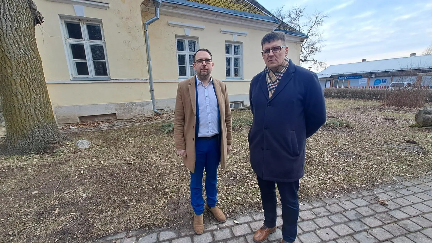 Põlva vallavanem Martti Rõigas (vasakul) ja Põlva Kooli direktor Janek Riives tules kannatada saanud Mooste koolihoone juures.