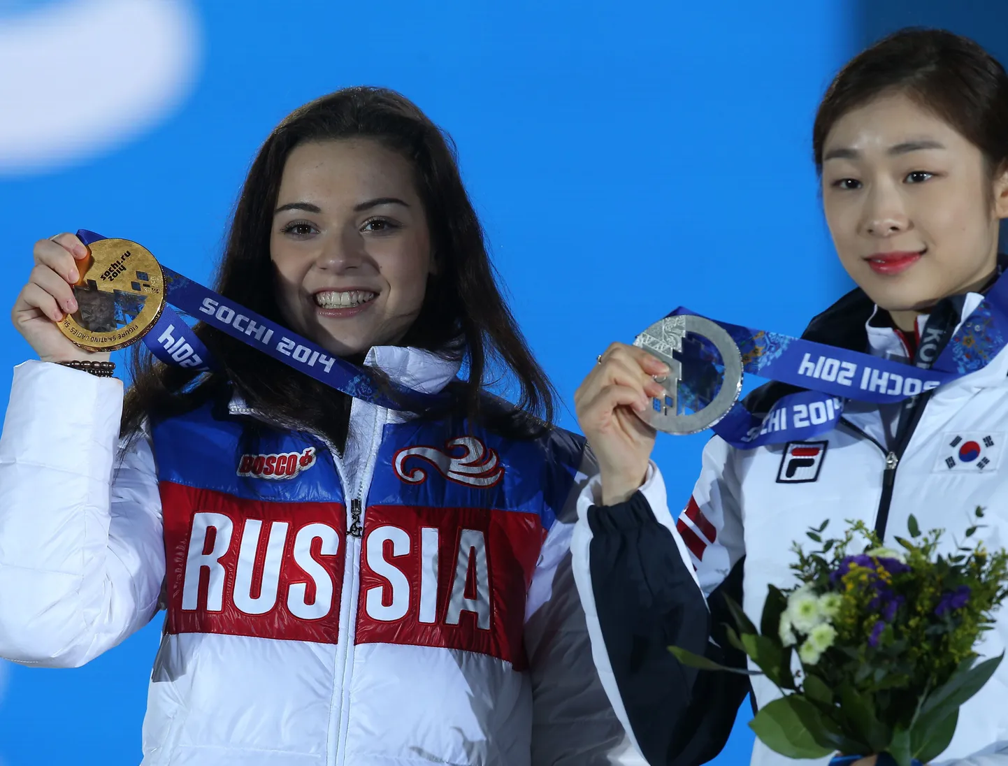 Kuldmedalist Adelina Sotnikova (vasakul) ja hõbemedali võitnud Yuna Kim.