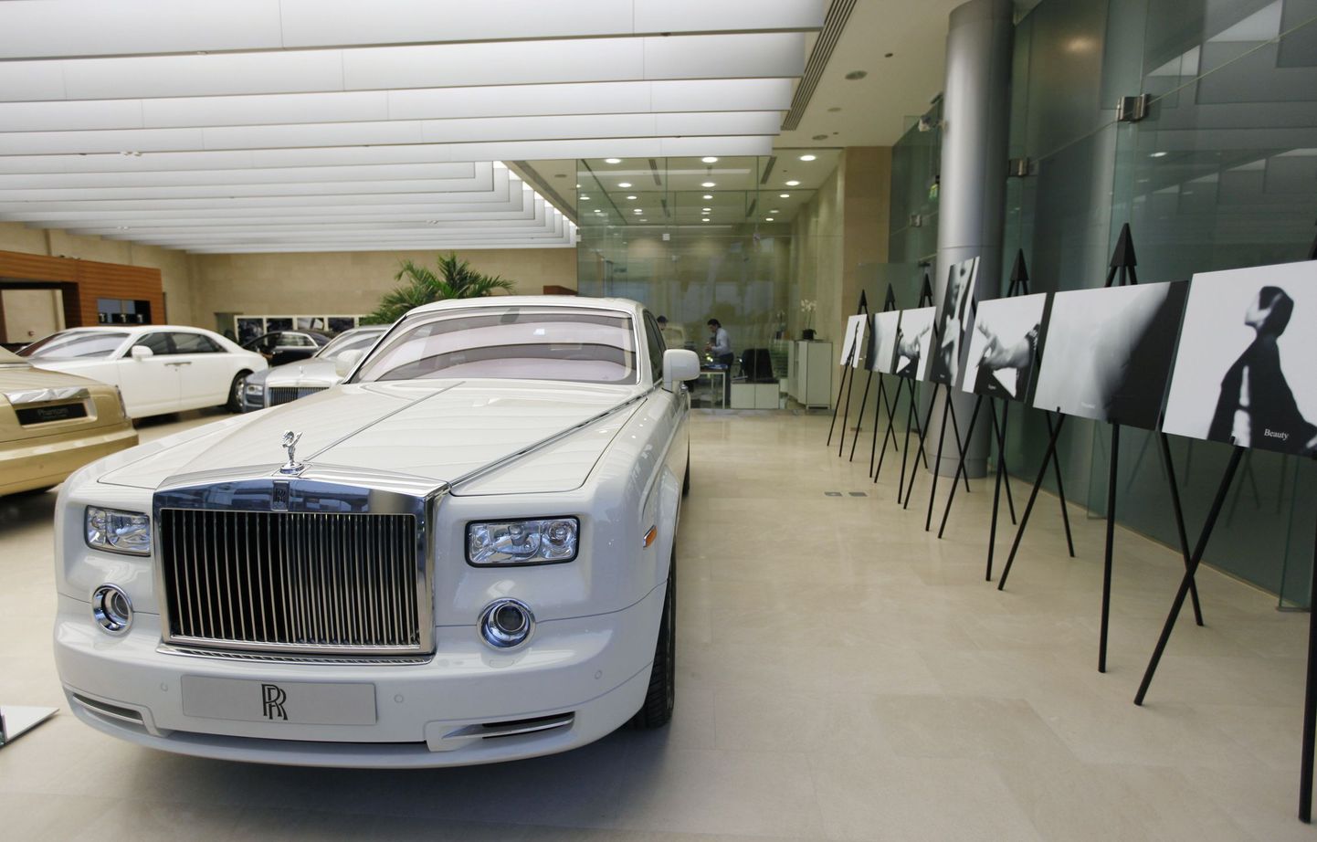 Rolls-Royce Phantom autosalongis Dubais.