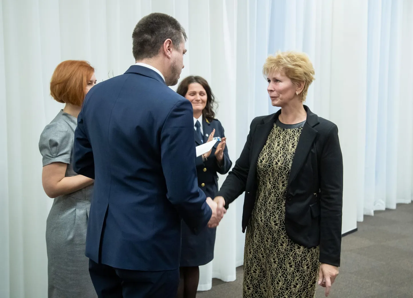 Tiina Leitmaa sai kodanikujulguse aumärgi koos justiitsminister Urmas Reinsalu käepigistusega selle eest, et ta oli üles filminud mehed, kes politsei kahtlustuse kohaselt murdsid Viljandimaal eramutesse.