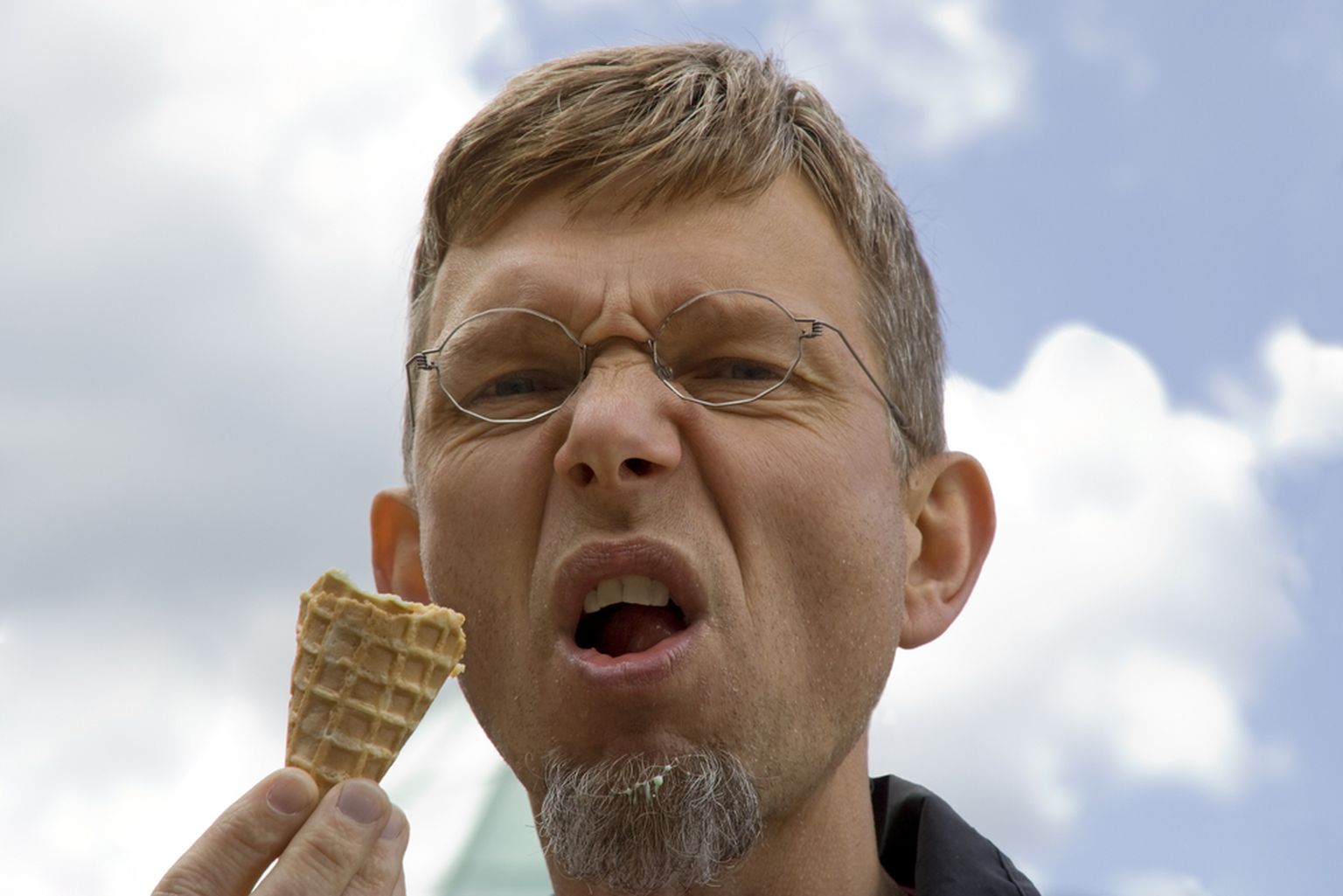 Jäätist sööv mees. Pilt on illustreeriv.