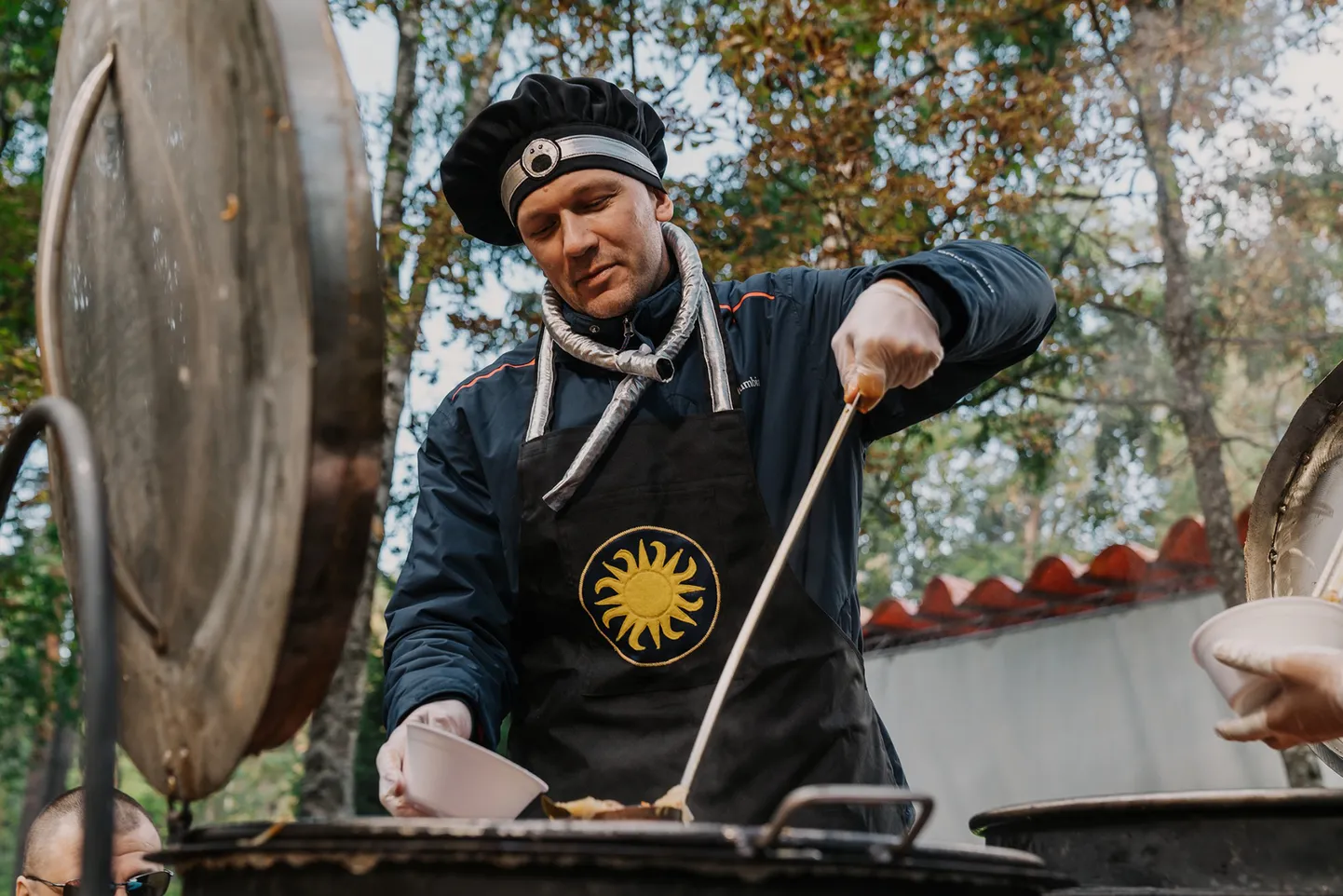 Мэр Нарва-Йыэсуу Максим Ильин и в этом году будет раздавать посетителям фестиваля суп из миноги, приготовленный Артемом Романовым.