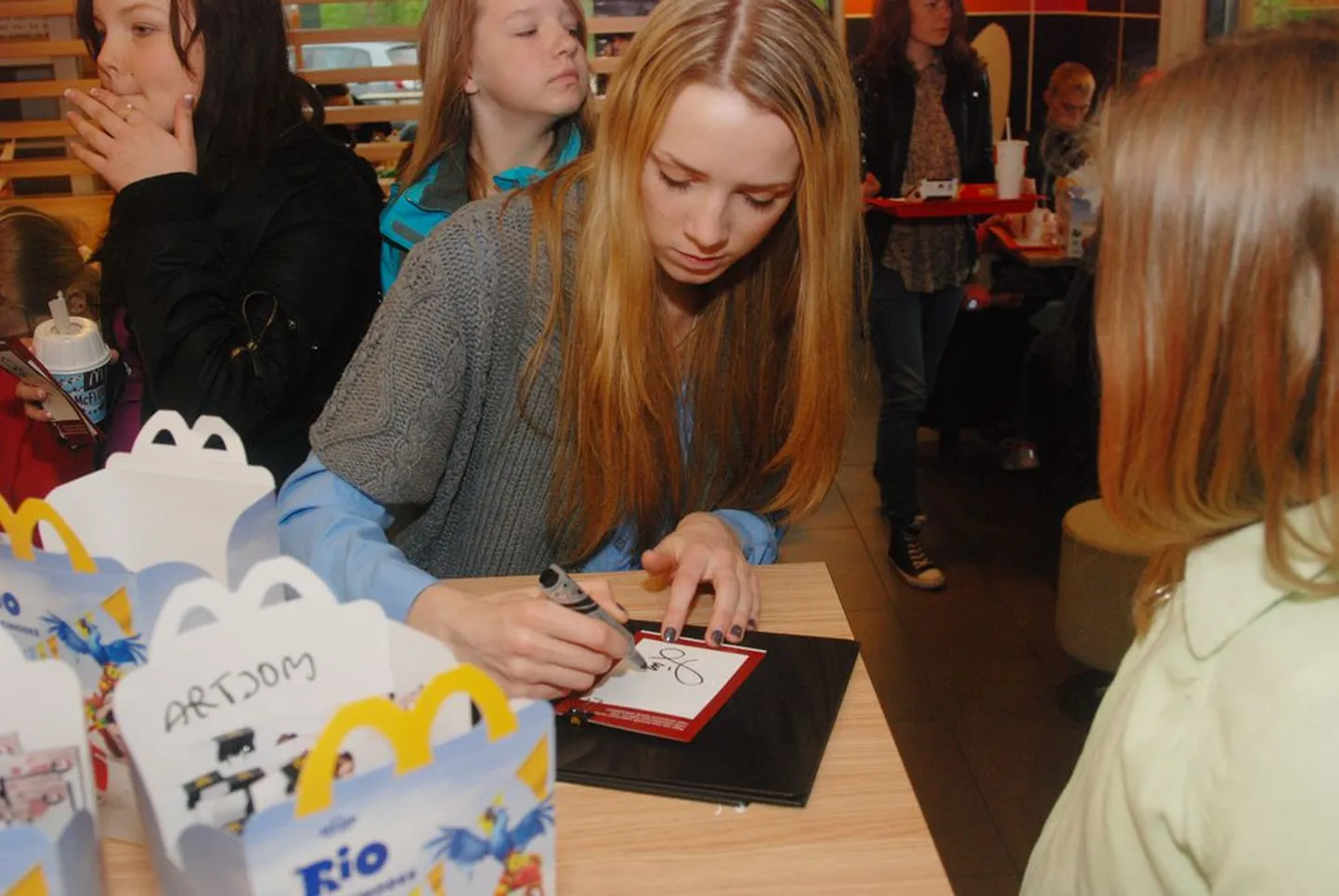 "Eesti otsib superstaari" finalistid osalesid Pärnu McDonaldsi fännipäeval.