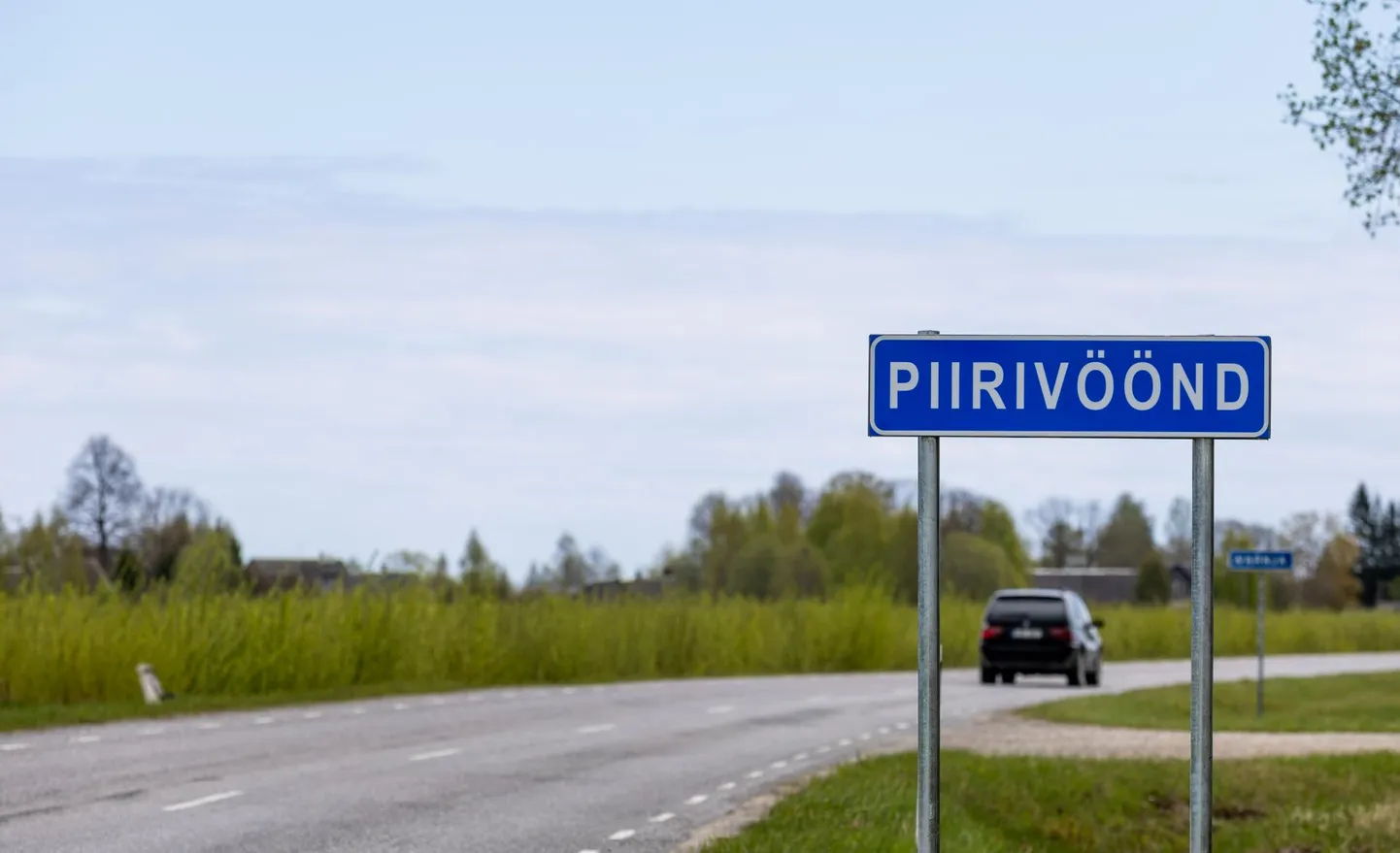 Peipsiääre vallas veidi enne Varnja külale viitavat asulamärki on nüüd teinegi teetähis, mis teatab liiklejatele, et nad saabuvad piirivööndisse.