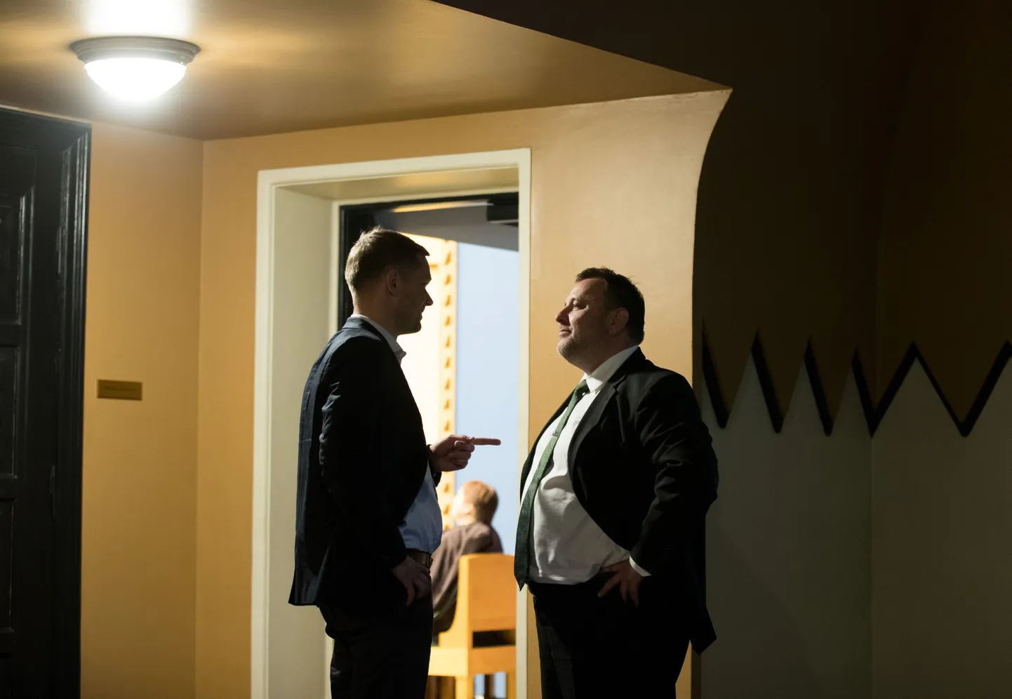 Remo Holsmer ja Sven Sester mais riigikogu ööistungil.