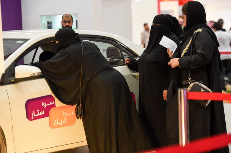 Saudi naised autot ostmas