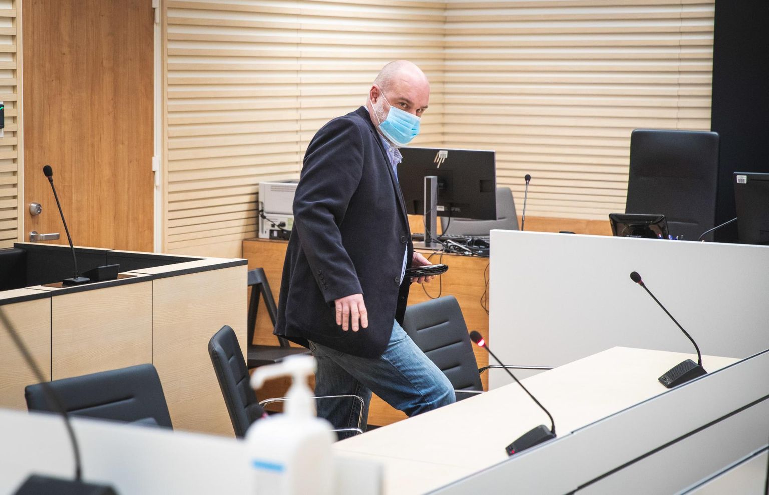 Relvainstruktor Martin Bahovski nõustus eile Harju maakohtus karistuskokkuleppega, mille järgi sai ta 11-kuulise tingimisi vangistuse.