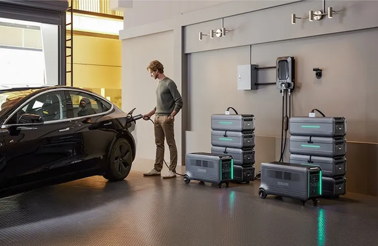 Vajadusel saab terve hulga lisa-akusid põhiaku külge ühendada. Elektriautot saab ka laadida.