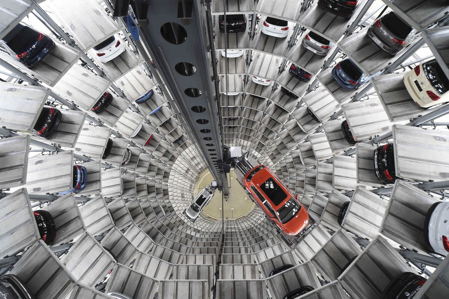 Wolfsburgis asuvas Volkswageni autotornis on autosid üsna hõredalt.