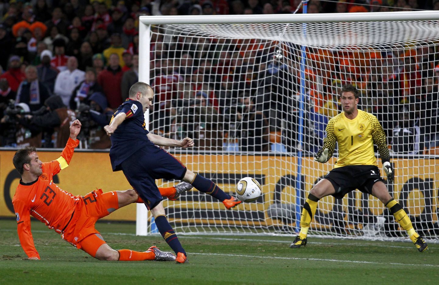 Andres Iniesta lööki 116. minutil ei                  suutnud muidu hea mängu teinud Maarten Stekelenburg (kollases) tõrjuda.