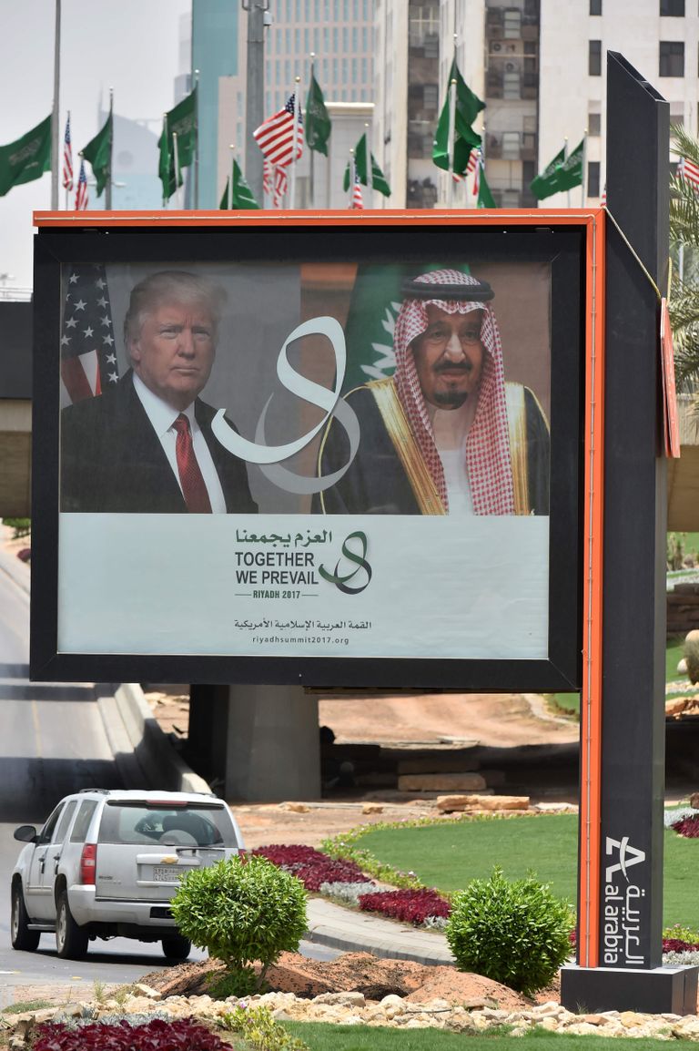 Donald Trump ja Saudi Araabia kuningas Salman Ar-Riyāḑis reklaamplakatil