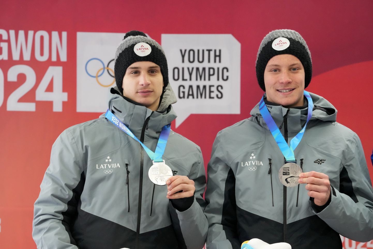 Latvijas kamaniņu braucēji Jānis Gruzdulis -Borovojs (no kreisās) un Ēdens Eduards Čepulis apbalvošanas ceremonijā pēc iegūtās otrās vietas Pasaules Jaunatnes ziemas Olimpiskajās spēlēs ''Gangwon 2024'' Dienvidkorejas provincē Kanvondo.