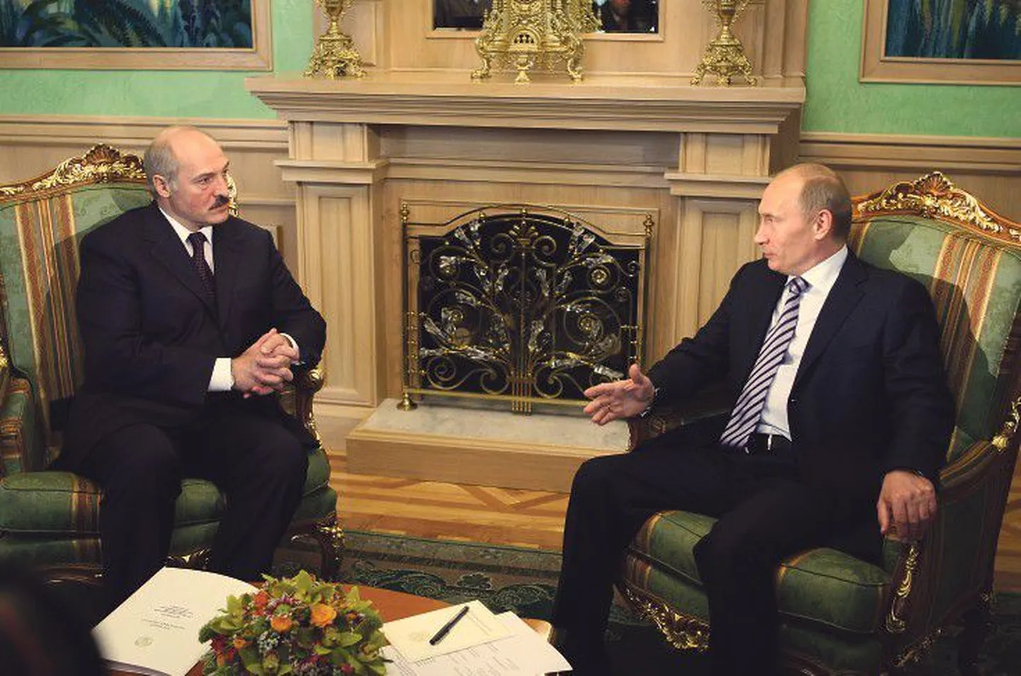 Президент Республики Беларусь Александр Лукашенко (слева) на встрече с премьер-министром России Владимиром Путиным 28 мая 2009 года.