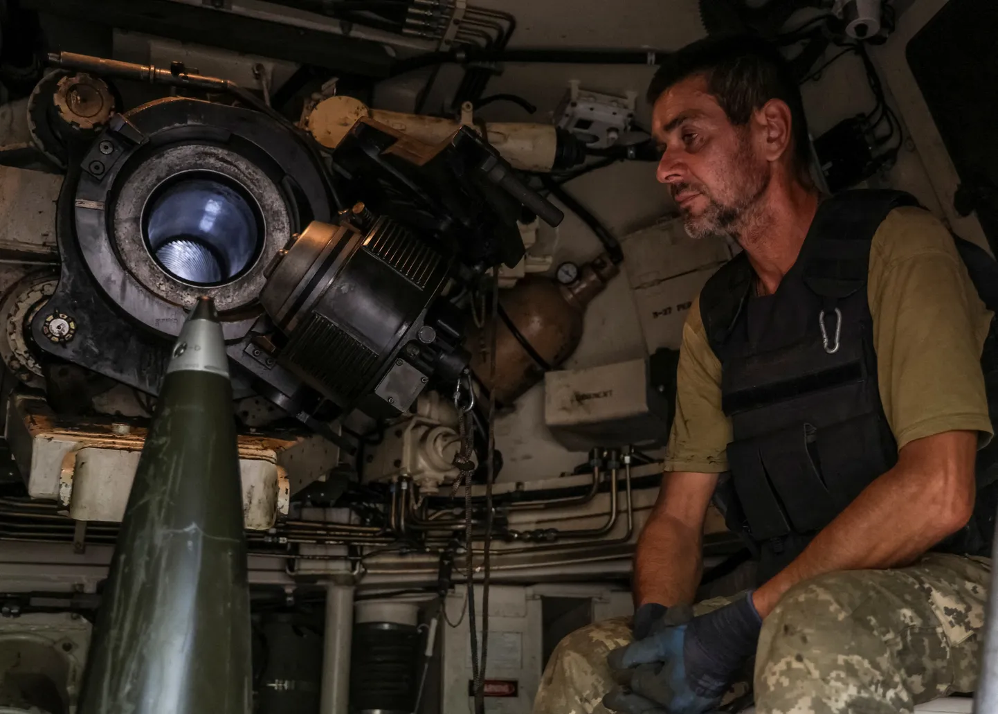 Ukrainas karavīrs pašpiedziņas haubicē M109, gatavojoties apšaudīt Krievijas karaspēku frontes līnijā Doņeckas apgabalā