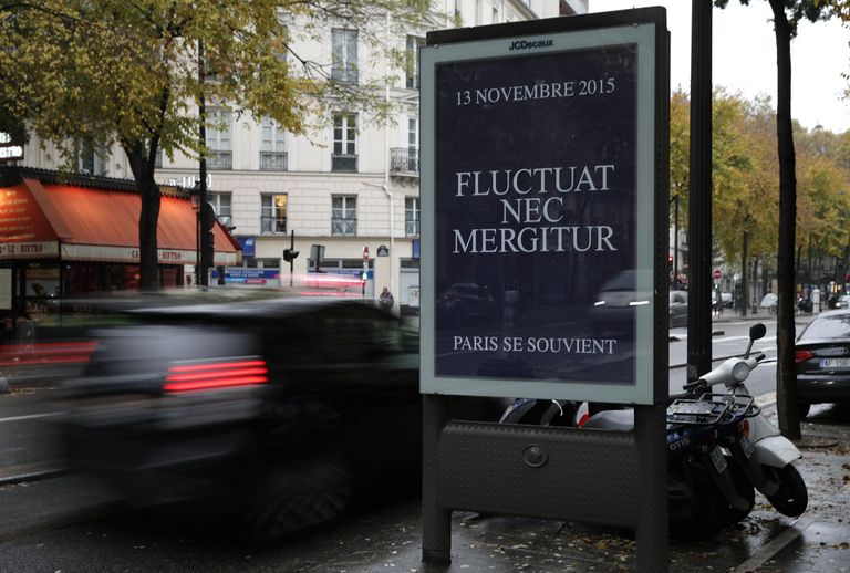 Pariis moto ladina keeles «Fluctuat Nec Mergitur» (Kõigub, kuid ei upu)