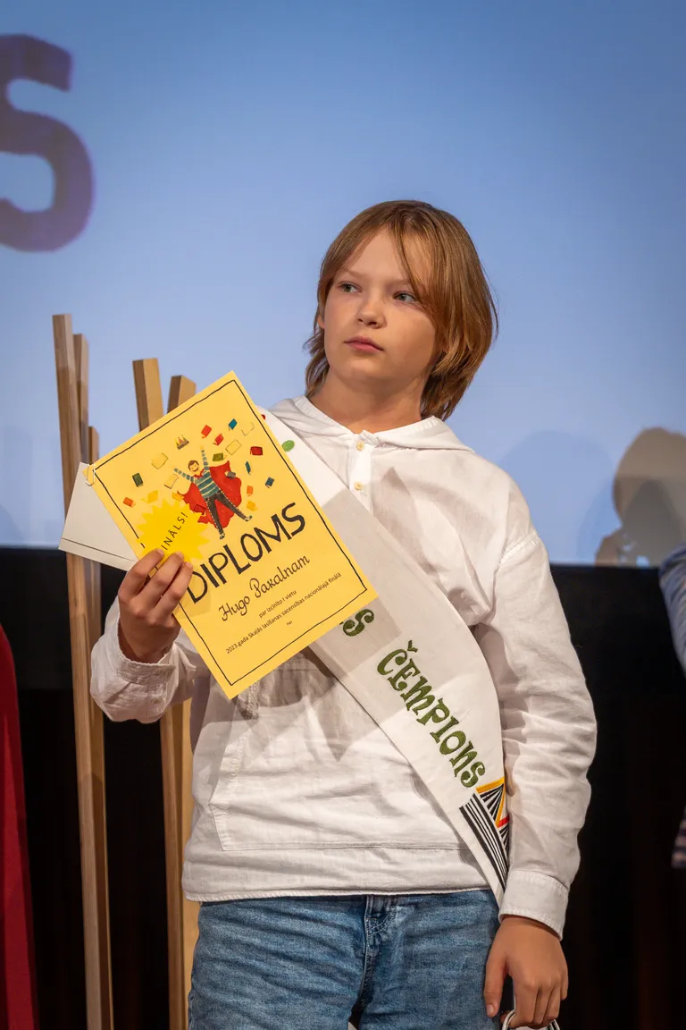 Nacionālo skaļās lasīšanas sacensību čempions Hugo Pakalns no Smiltenes vidusskolas