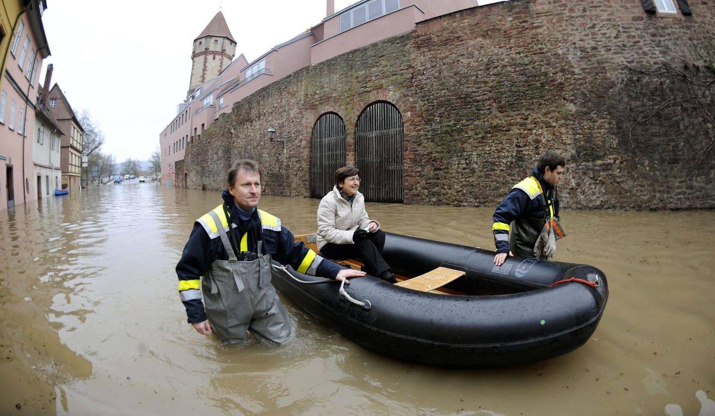 Edela-Saksamaal Wertheimis kerkis üle kallaste Maini jõgi. Pildil sõidutavad tuletõrjebrigaadi töötajad ühte naist, kelle kodu jäi vee alla.