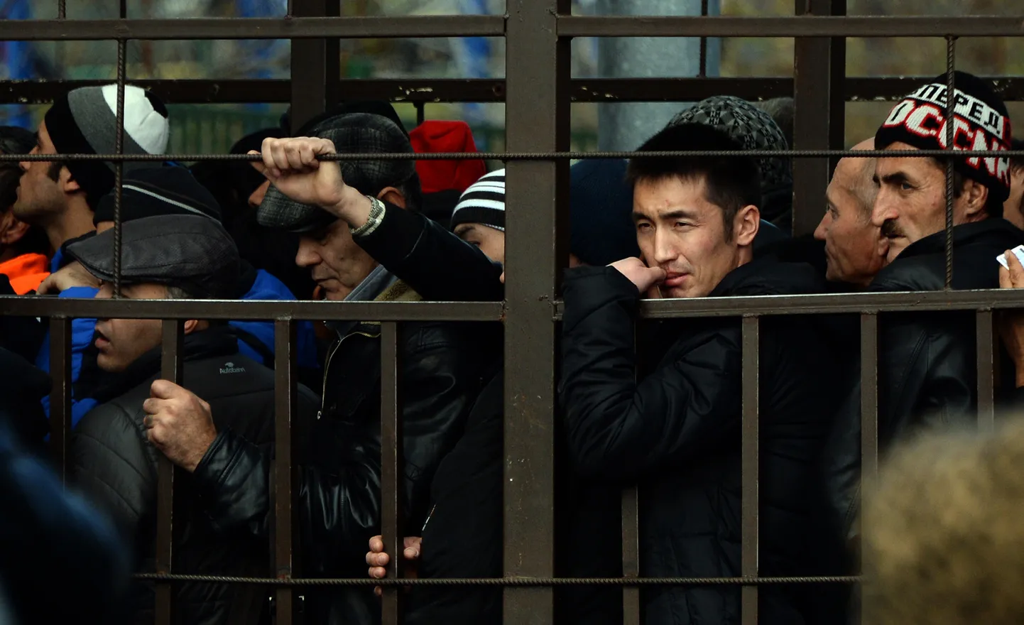 Võõrtöölised järjekorras Moskvas migratsiooniameti ukse taga.