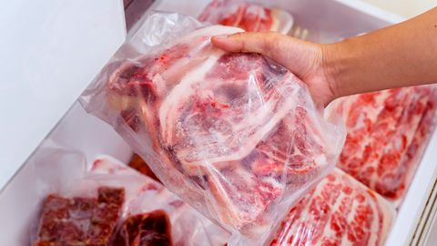 Как правильно разморозить мясо: три безопасных и быстрых способа
