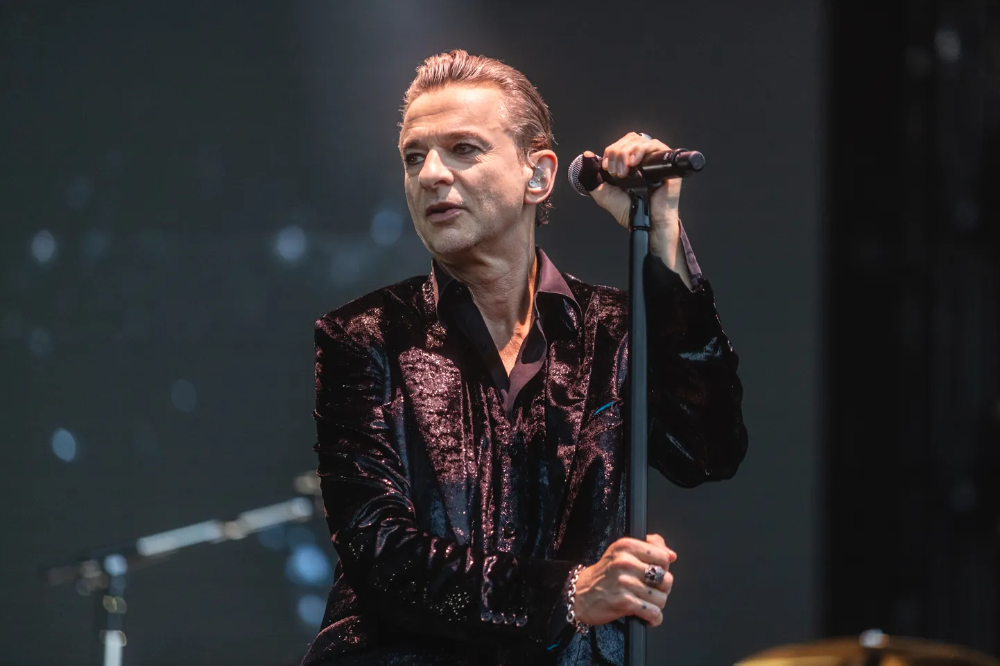 Dave Gahan esinemas Depeche Mode'iga Tallinna lauluväljakul 2023. aastal.