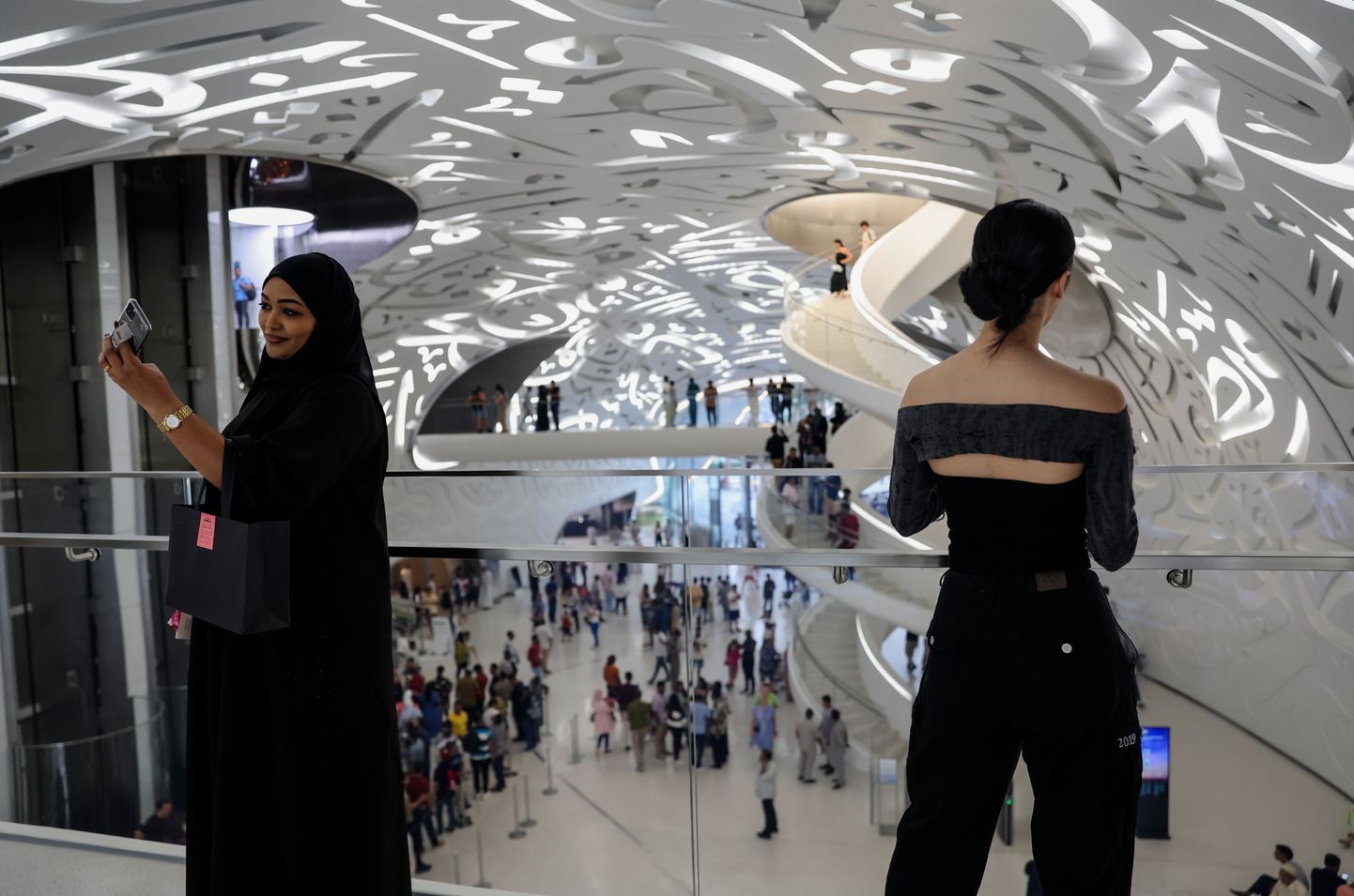 Dubais korraldatud tulevikunäitus. Vasakul on naine, kes kannab traditsioonilist maani ulatuvat abaya't 27. augustil 2023