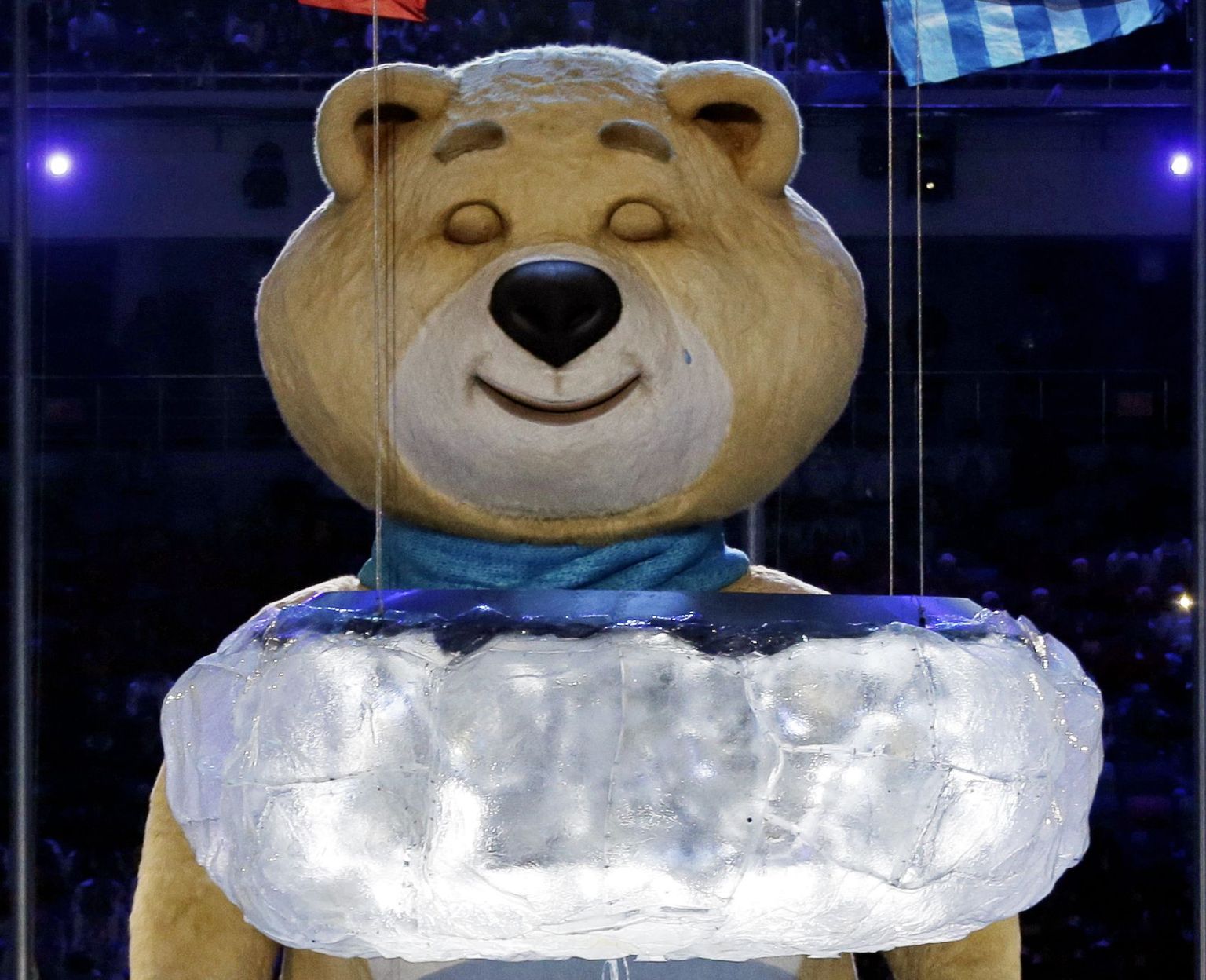 One of the Sochi Olympic mascots sheds a tear after extinguishing the Olympic flame during the closing ceremony of the 2014 Winter Olympics, Sunday, Feb. 23, 2014, in Sochi, Russia. (AP Photo/Charlie Riedel) / TT / kod 436