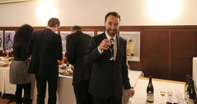 Éric Bultel on pärit Beaujolais´ piirkonnast. Sealsamas on küpsenud viinamarjad, millest valmistatud veini ta hakkab parajasti jooma.