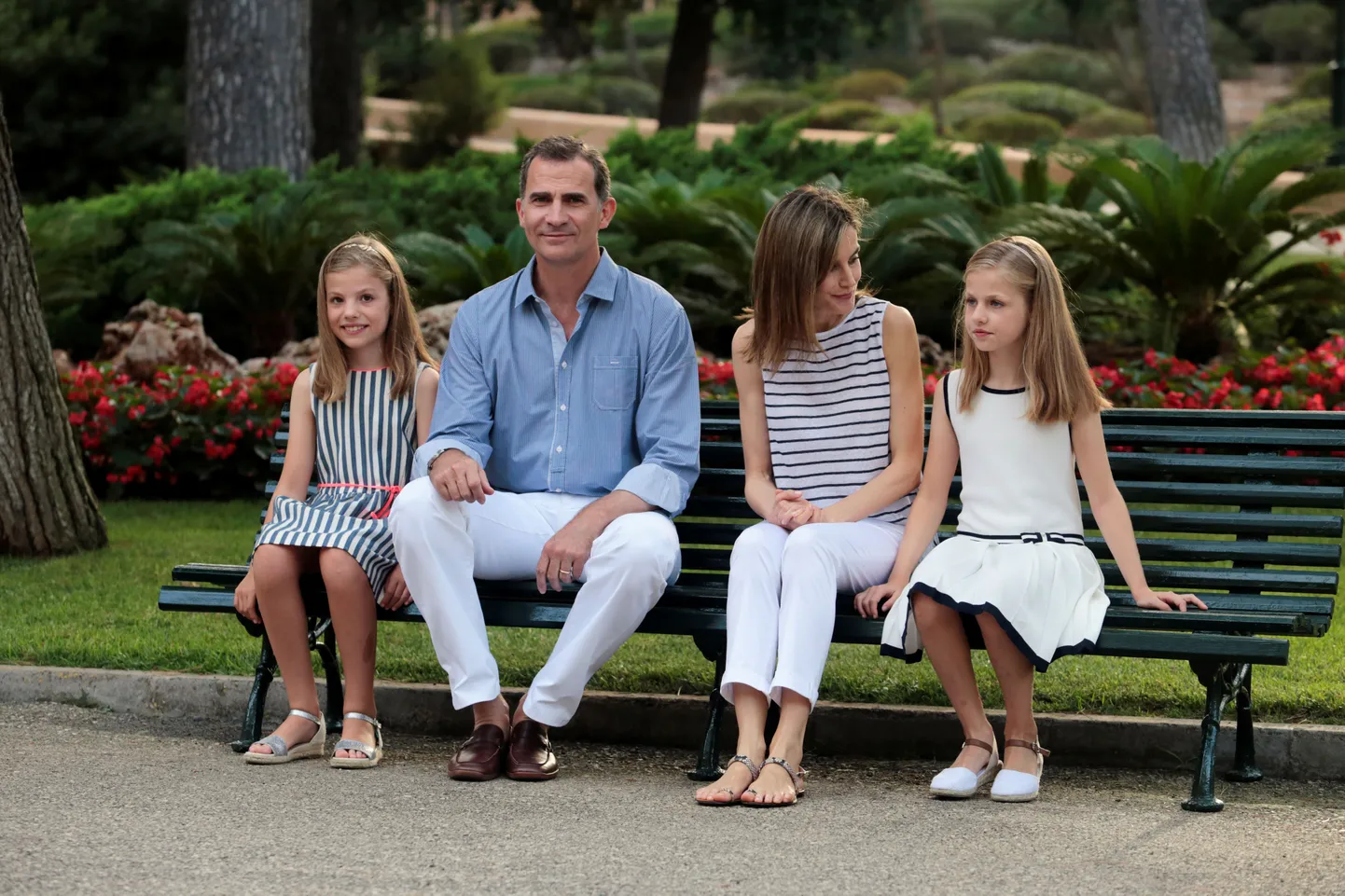 Hispaania printsess Sofia (vasakult), kuningas Felipe, kuninganna Letizia ja printsess Leonor Palma de Mallorga Mariventi palee aias.