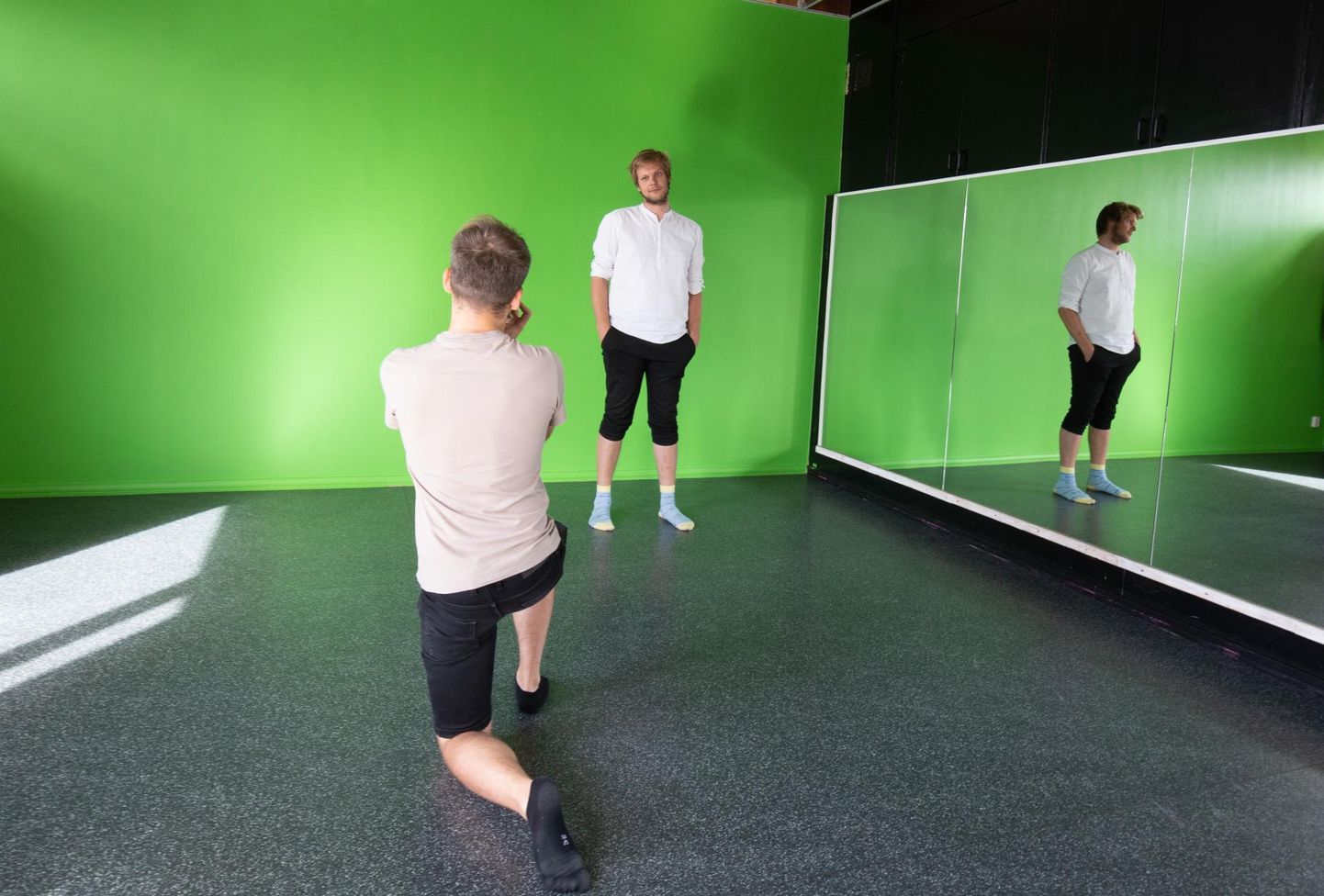 Kevin Kohjus (esiplaanil) ja Peep Maasik lubavad kõigile huvilistele demonstreerida rohelise ekraani praktiliselt piiramatuid võimalusi.