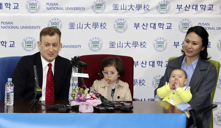 Robert Kelly, ta naine Kim Jeong-ah ja nende lapsed