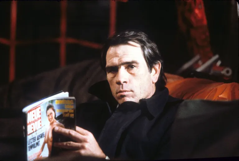 Tommy Lee Jones filmis «The Package» (1989)