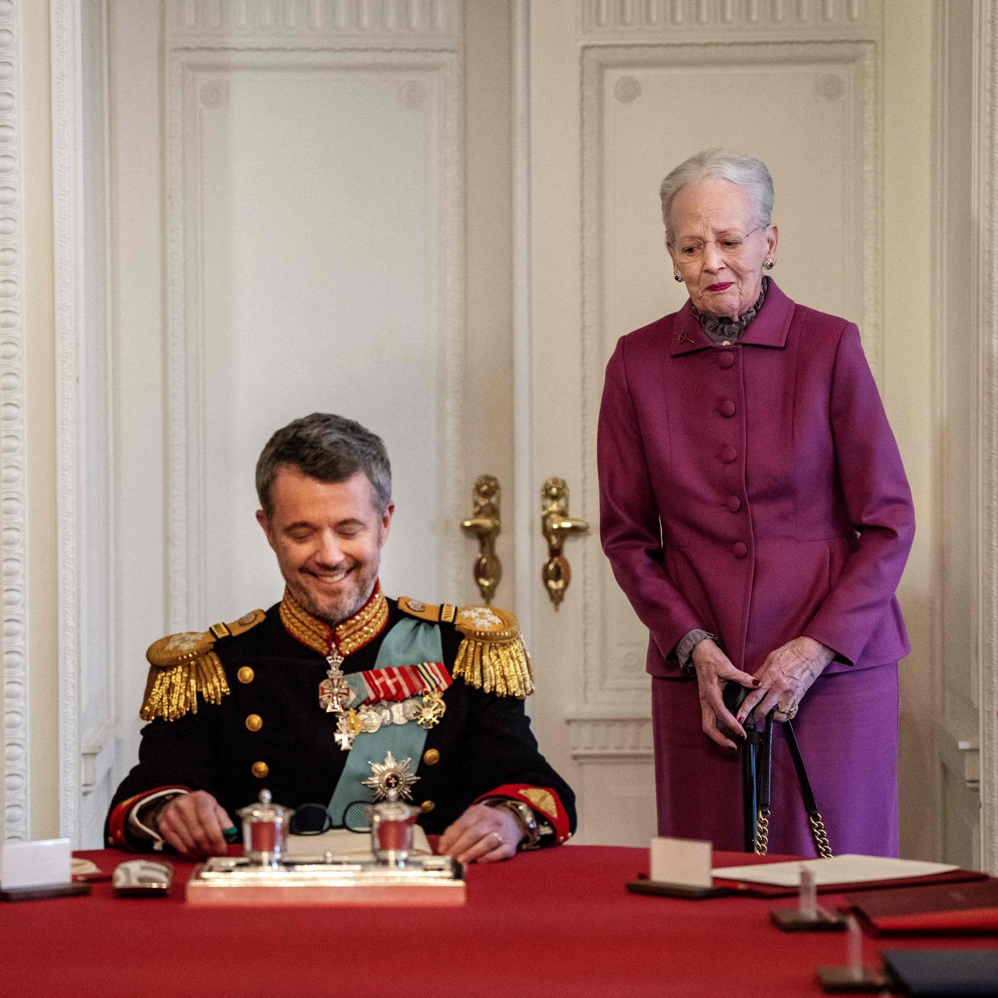 Taani kuninganna Margrethe II andmas trooni üle kuningas Frederikule.