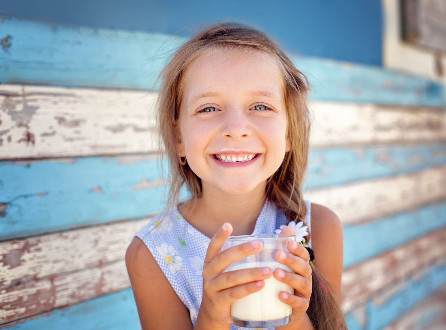 Ребенок со стаканом молока. Иллюстративное фото